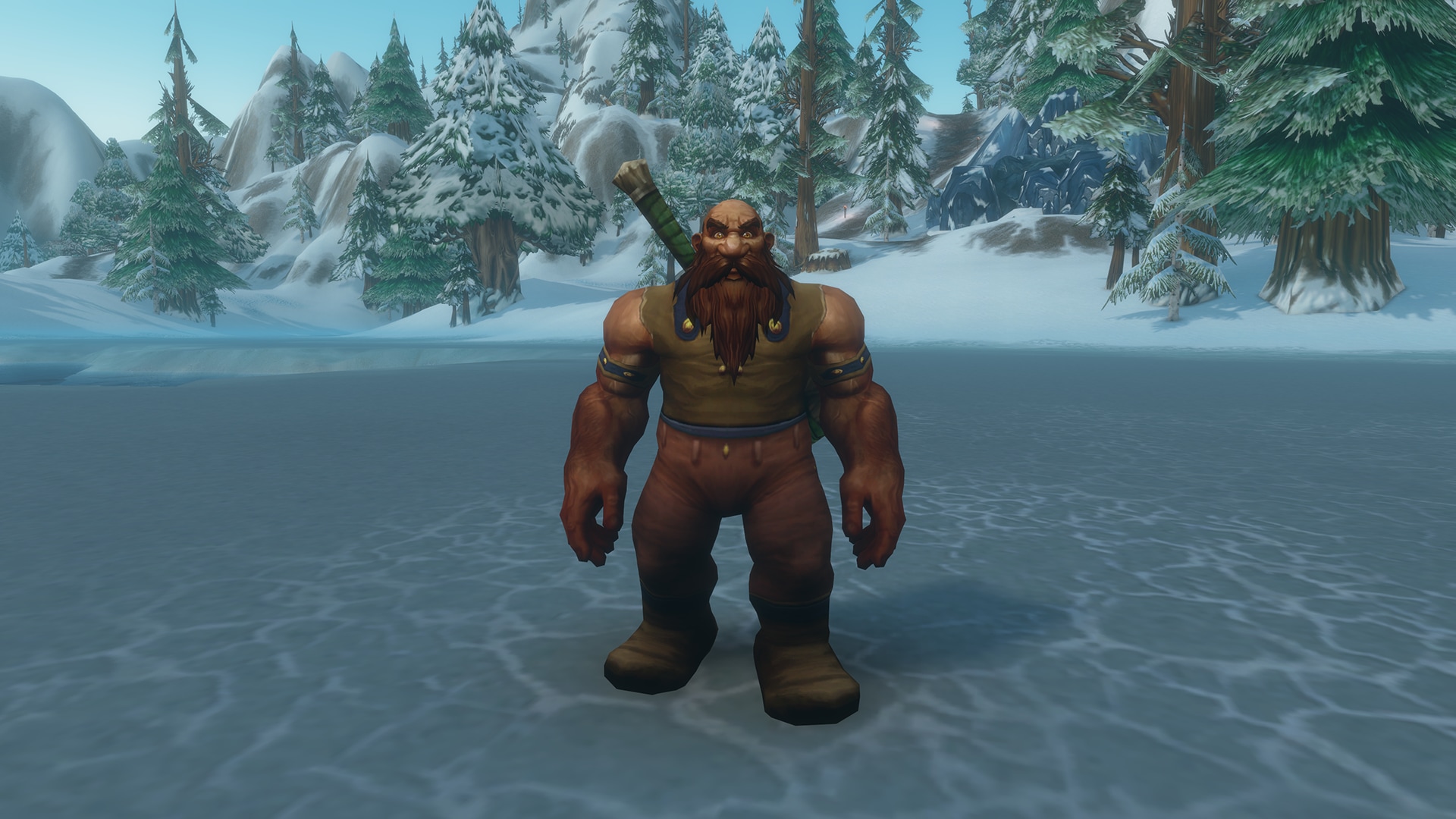 Zwergenfigur in einer verschneiten Waldlandschaft
